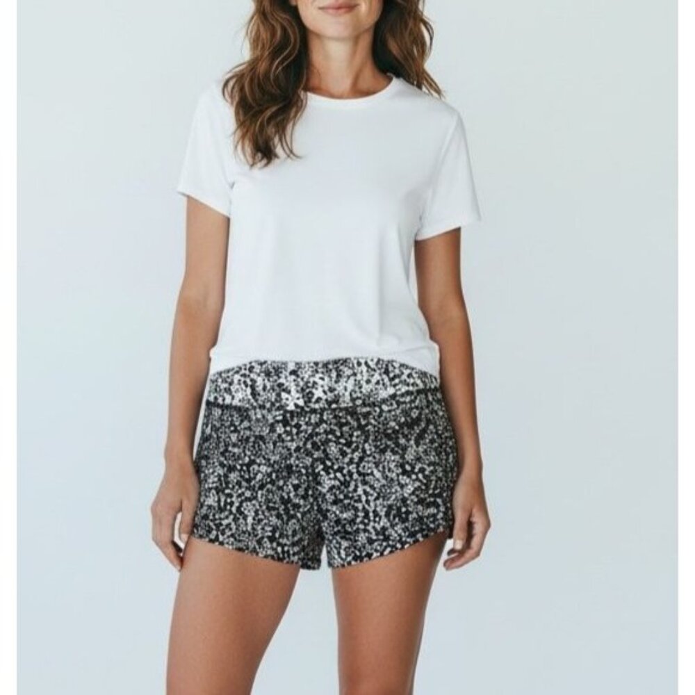 Lululemon Run Times Shorts 6 Swift EUC Zip Pocket Chirasu Black Alpine White